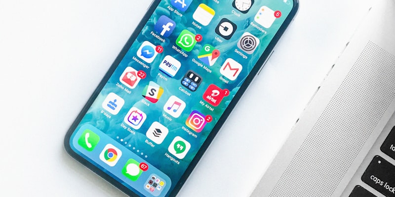 智能手机上打开WhatsApp应用并点击菜单的示意图